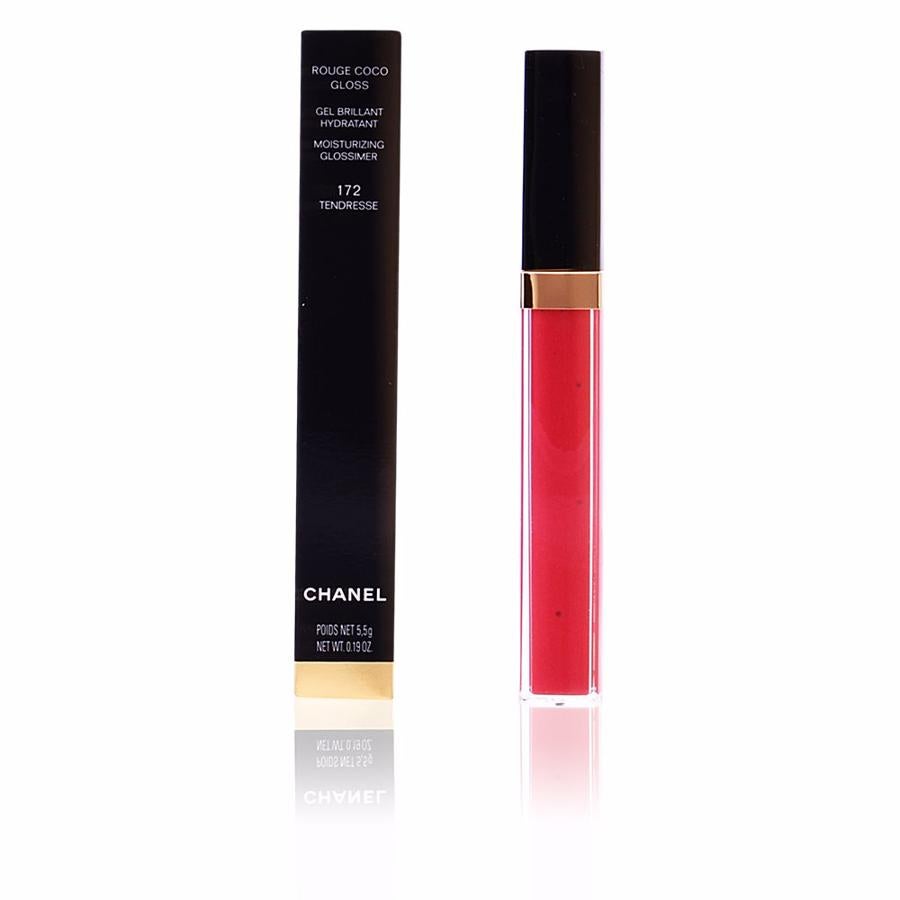 Rouge Coco Gloss es un brillo de labios hidratante que aporta efecto vinilado e hidratación hasta casi 38 horas. Su textura no es pegajosa y su fórmula está compuesta por ceras naturales y aceite de coco, que alisan los labios al instante mientras que los nutre. (26,40 euros).