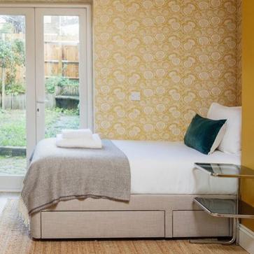 Imagen secundaria 1 - Papeles pintados con diferentes estampados de El Corte Inglés (24.99 euros), Gastón y Daniela (cpv) y Gaulan (19.99 euros el rollo).