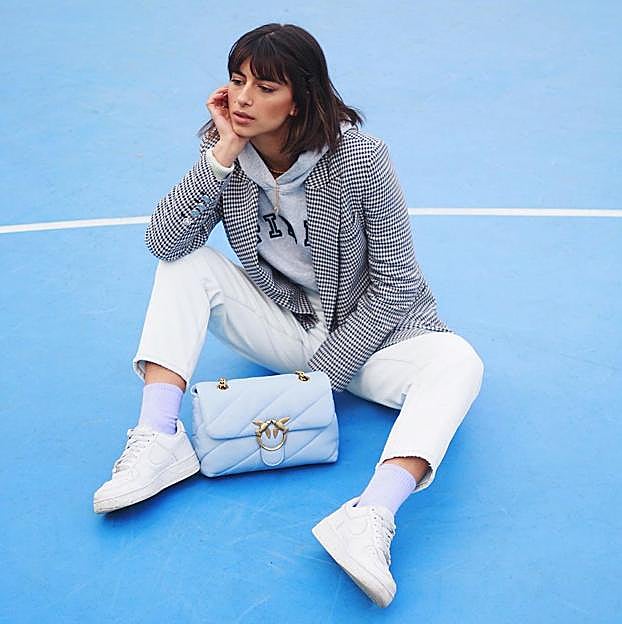 Blazer y sudadera, el look tendencia del entretiempo más bonito, cómodo y fácil de copiar que arrasa en Instagram