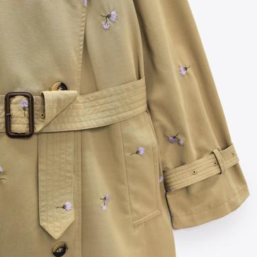 Imagen secundaria 1 - Esta bonita gabardina con bordados de flores de Zara se ha convertido en una de las prendas más vendidas de la colección de primavera de Zara. Su precio es de 79,99 euros y está a punto de agotarse en todas las tallas. 
