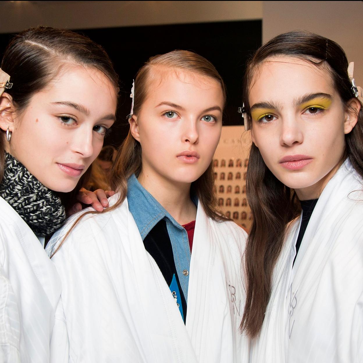 Pincha en la imagen para descubrir los mejores champús para pelo graso que acabarán con el sebo y te ayudarán a espaciar los lavados.