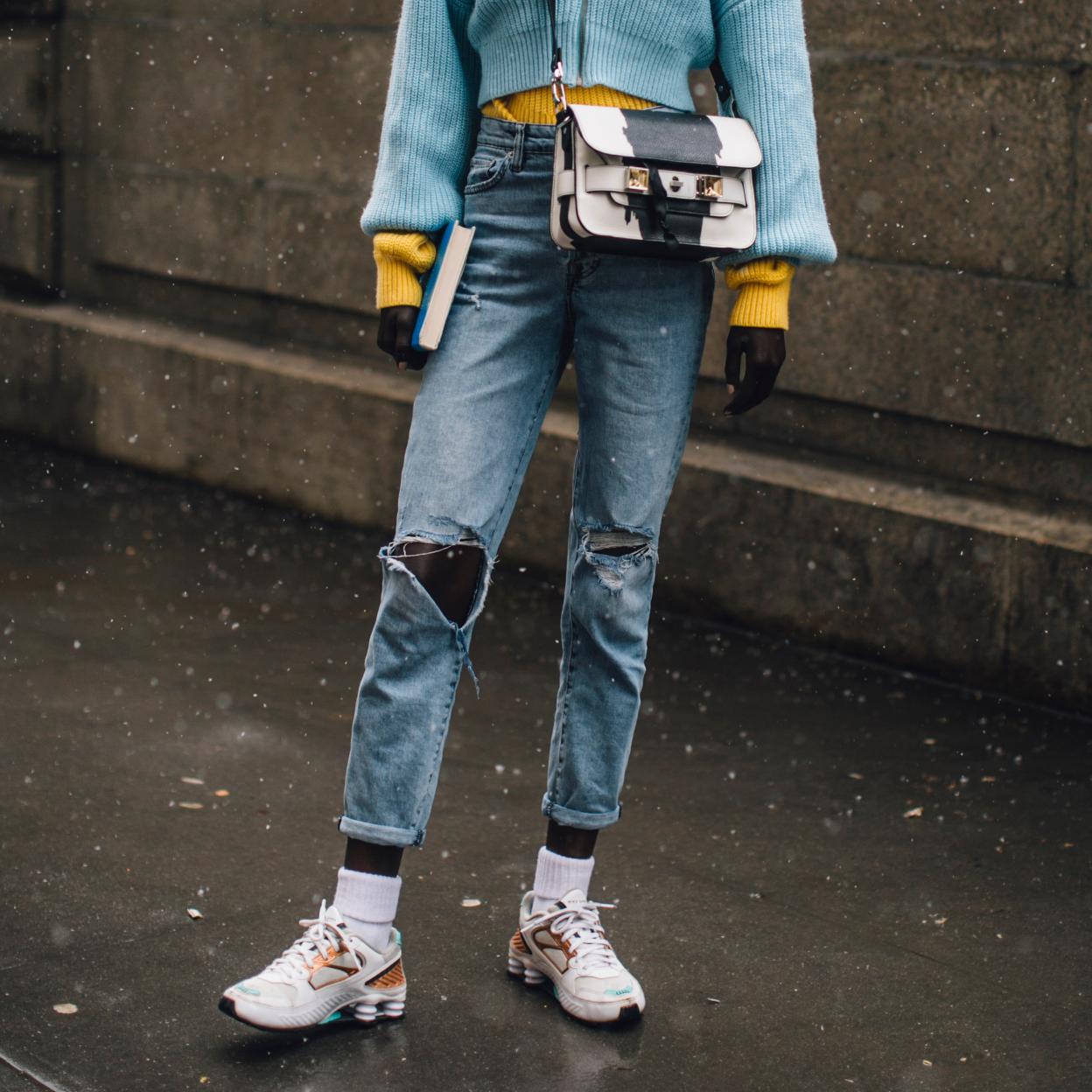 Estas son las zapatillas cómodas que te hacen parecer más alta y que rejuvenecen tus looks de diario (y son made in Spain)