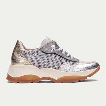 Imagen secundaria 1 - Estas son las zapatillas cómodas que te hacen parecer más alta y que rejuvenecen tus looks de diario (y son made in Spain)