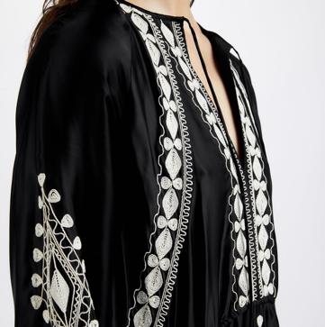 Imagen secundaria 1 - Vestidos negros hay muchos, pero encontrar una pieza que sea realmente especial no es siempre una tarea fácil. Vestido midi con bprdados negros de Zara (69,99 euros). 