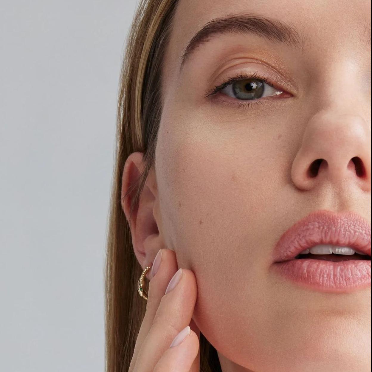 Pincha en la imagen para descubrir otras cremas y sérums eficaces que combaten ojeras, arrugas y bolsas, para conseguir una mirada radiante.