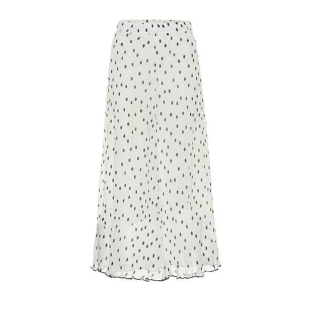 Imagen principal - Este look con sudadera negra de Zara y falda de lunares made in Spain se lleva con botas altas, camisa blanca y te quita 10 años de encima