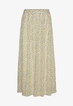 Imagen secundaria 2 - Este look con sudadera negra de Zara y falda de lunares made in Spain se lleva con botas altas, camisa blanca y te quita 10 años de encima