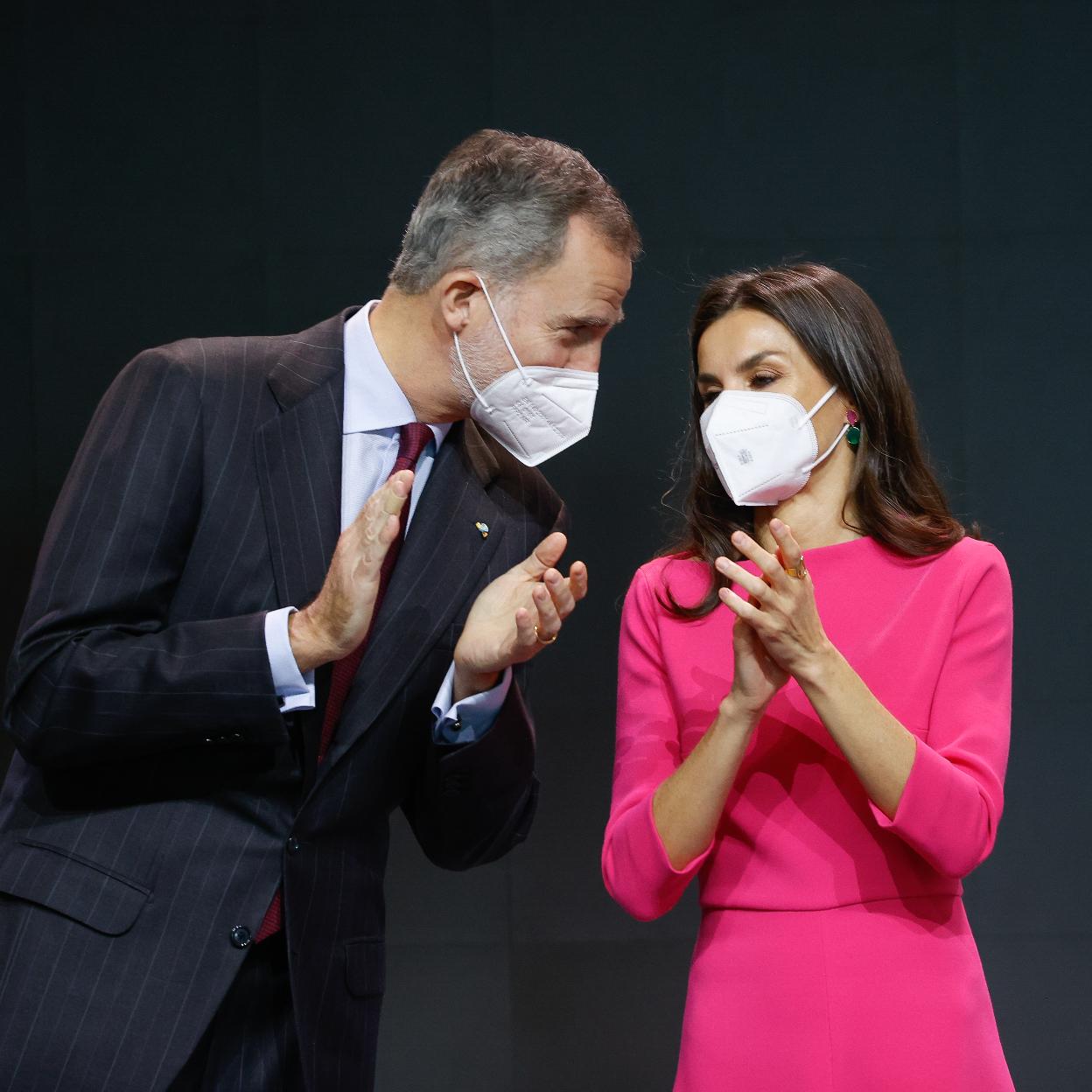 Pincha en la imagen para ver los 10 looks más importantes de la Reina Letizia.