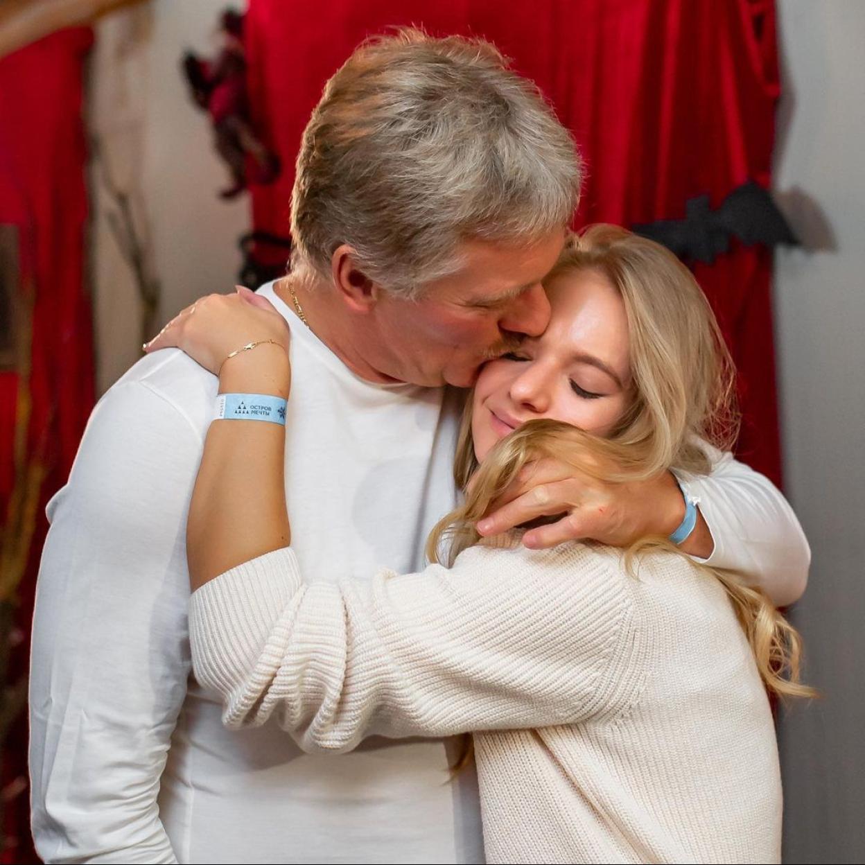 La influencer Lisa Peskova con su padre, Dmitri Peskov, secretario de prensa del Kremlin y hombre de confianza de Putin.