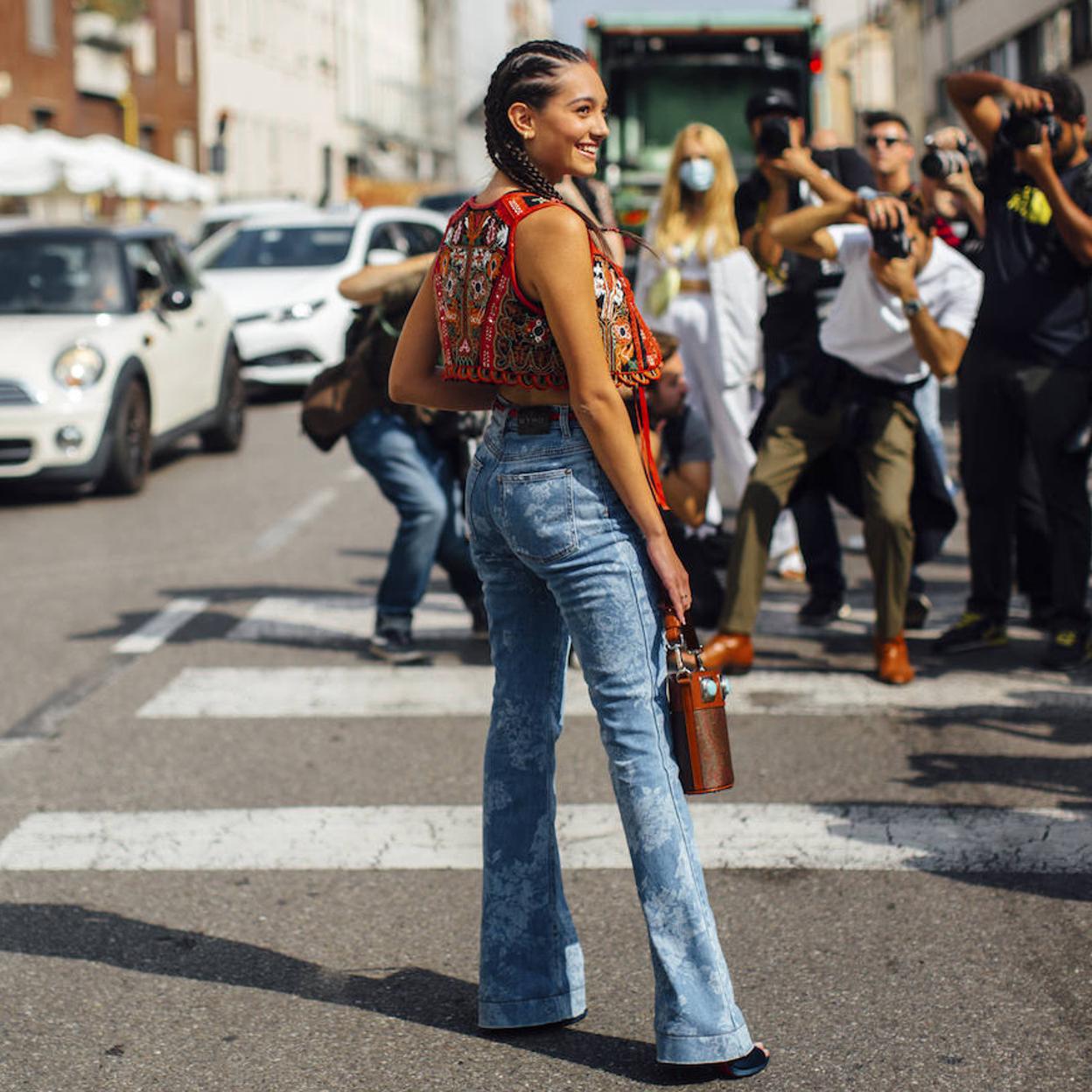 Pincha en la foto para ver las camisas, blusas y tops perfectos para tus looks con pantalones