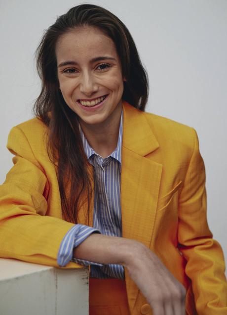 Imagen - Adriana viste traje de lino, de Sandro y camisa de El Corte Inglés. El anillo es de Tiffany & Co.