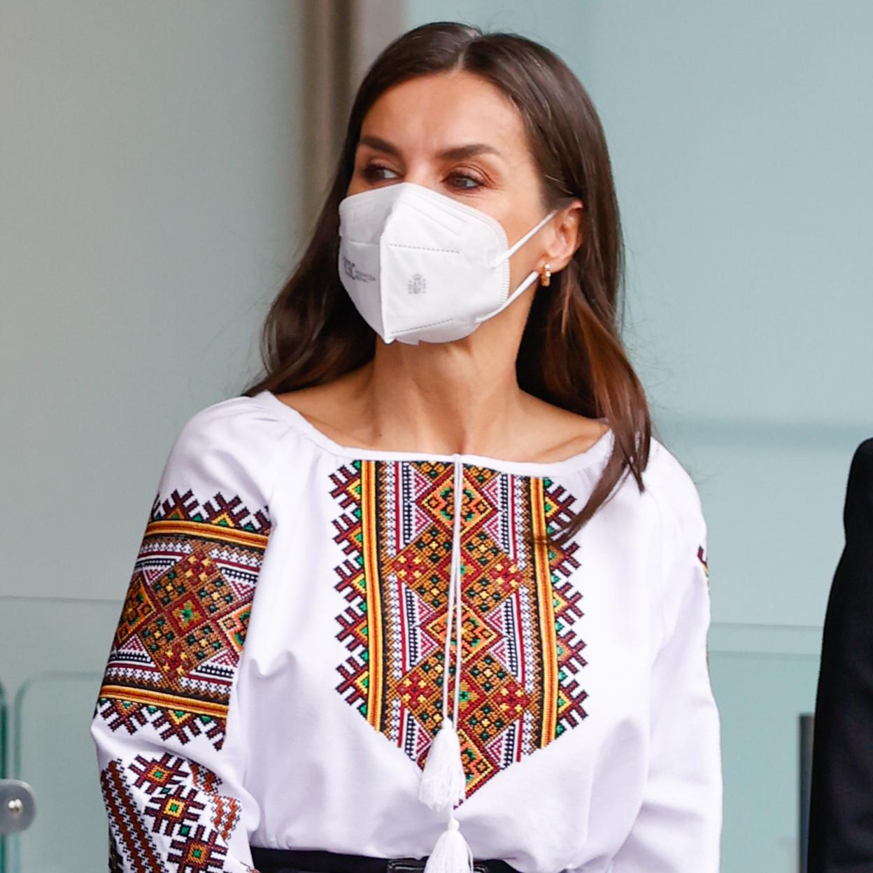 Pincha en la imagen para ver los 10 looks más importantes de la Reina Letizia.