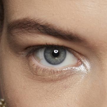 Imagen secundaria 1 - Abre la mirada, ilumina el contorno y levanta el párpado con el destello diferenciador de este maquillaje de ojos fácil visto en la pasarela