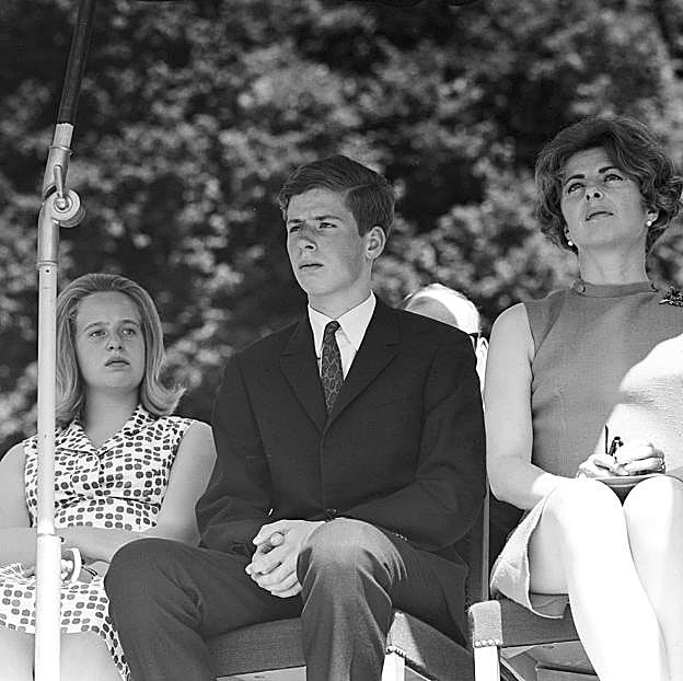 La princesa Nora junto a su hermano Nicolás y su madre en una imagen de 1966.