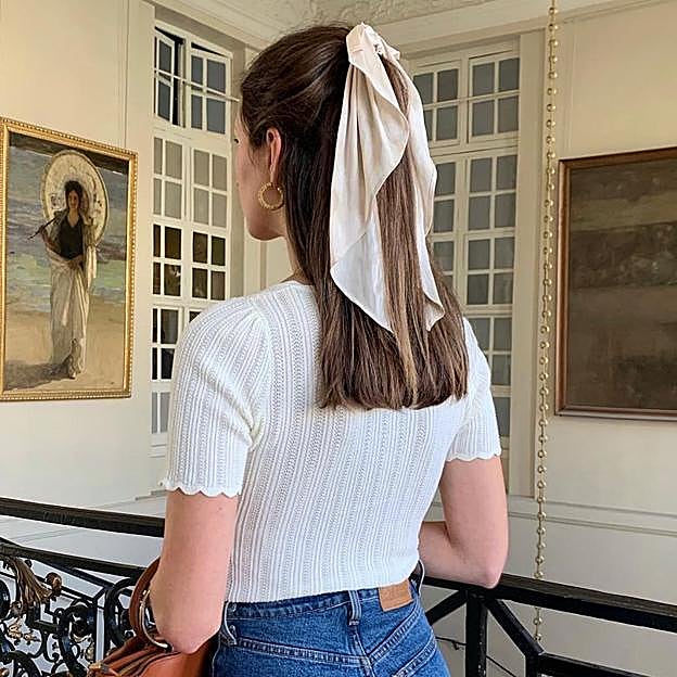 La influencer que demuestra que un lazo en el pelo (y sus mil posibilidades) es el peinado más fácil y rejuvenecedor de la temporada