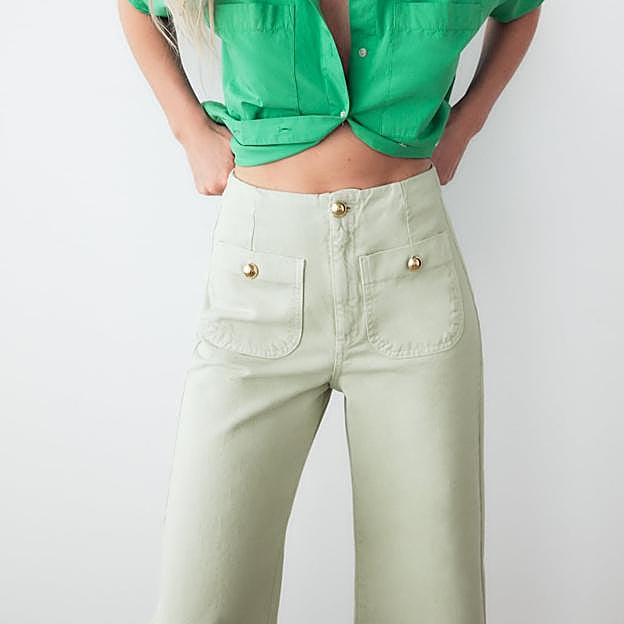 Imagen principal - Los vaqueros en tonos pastel y con bolsillos delanteros son una apuesta segura para triunfar los próximos meses. ¿Rosa, azul, verde o blanco? Los encontrarás en Zara por 29,99 euros. 
