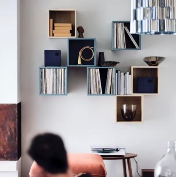 Imagen secundaria 1 - Las cestas y cajas con tapa de IKEA están disponibles desde 8 euros; y el organizador de cajones cuesta 9 euros. Las estanterías de pared cuadradas cuestan 15 euros. 