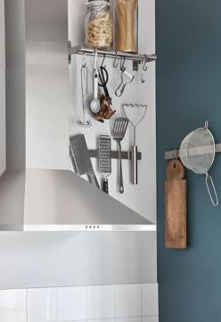 Imagen secundaria 2 - Los tarros de cristal para la despensa cuestan desde 5 euros en IKEA. Las cajas para los productos de limpieza, 8 euros; y los colgadores de pared, 12 euros.