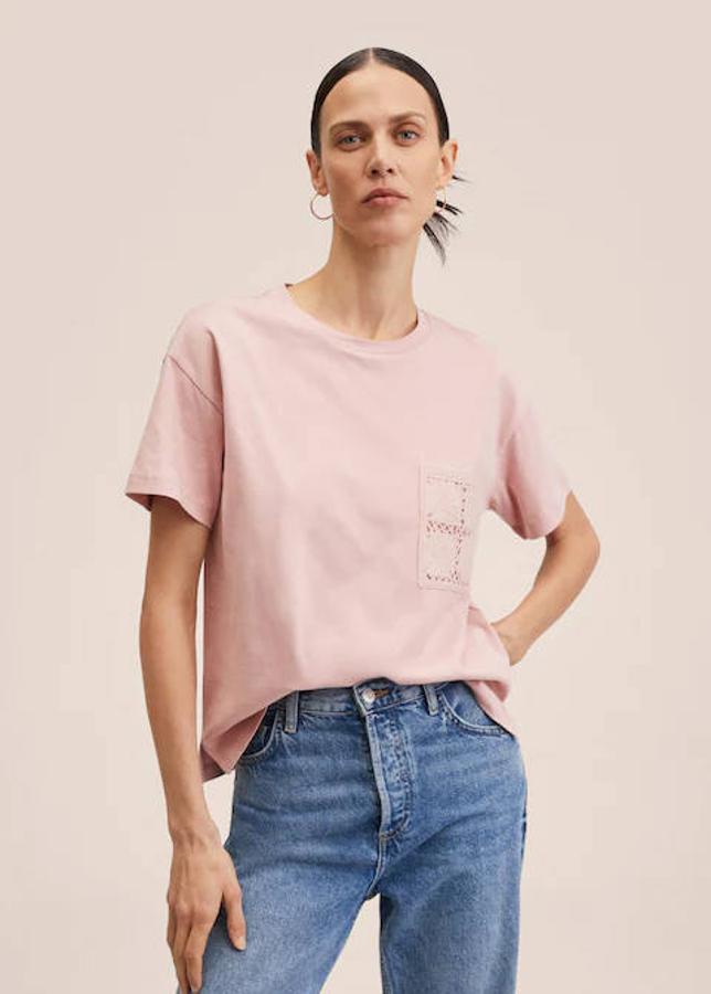 Seguimos con una camiseta de algodón que nos trae Mango. Tiene un bolsillo de parche en el pecho con un detalle bordado. En cuanto a su precio, es de 15,99 euros.