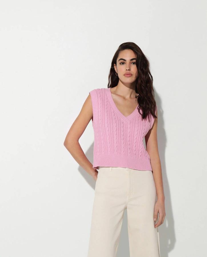 Este chaleco de punto lo encontrarás en El Corte Inglés. Tiene un diseño de ochos y un cuello en forma de pico. Ha sido confeccionado con un tejido 100% de algodón. Cuesta 15,99 euros.