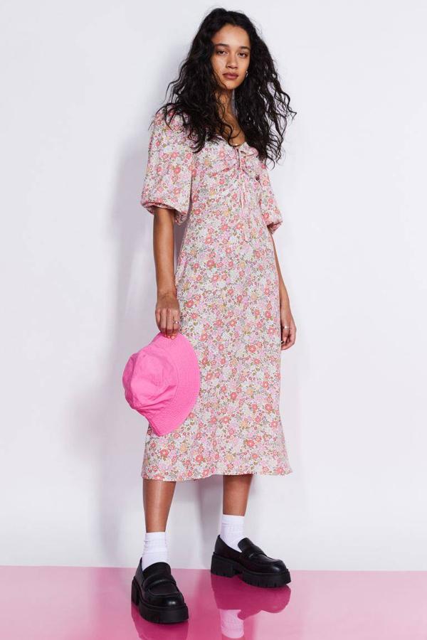 No hay nada tan primaveral como un vestido de estampado floral y nuestro favorito está en H&M. Es de corte midi y tiene un manga puffy. Su precio es de 29,99 euros.