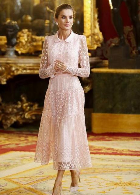 Imagen - Letizia con vestido de seda, tul y organza rosa, bordados de mariposas y formas geométricas de Felipe Varela.