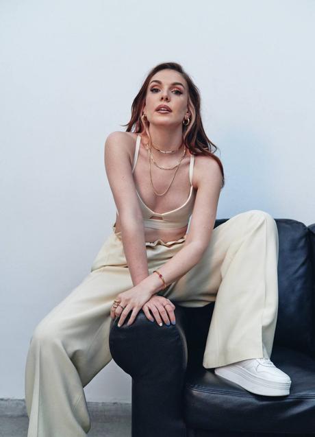 Imagen - Inés viste top y pantalón de Hermès y zapatos de Celine; los collares y el anillo de la izquierda son de Rabat; los otros anillos, de Suarez; y la pulsera, de Tiffany & Co.