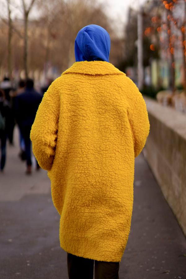 Si te ha gustado lo de la sudadera con capucha, aquí te dejamos otra opción con abrigo amarillo.