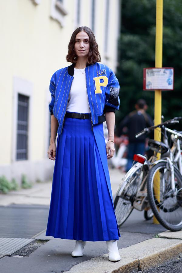 O esta cazadora varsity, una prenda súper tendencia y que se lleva muchísimo esta temporada, en azul con detalles en amarillo.