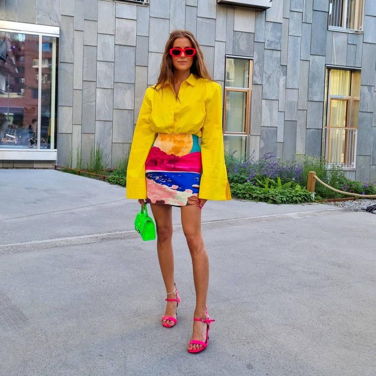 Pincha en la imagen para ver No te pierdas las faldas midi que van a arrasar esta primavera y quedan de lujo incluso con una camiseta blanca