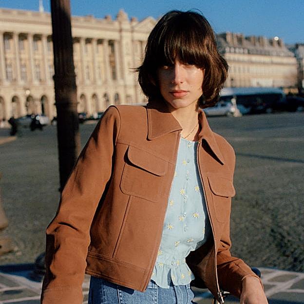 Imagen principal - Esta bonita chaqueta de ante corta será tu mejor aliada las próximas semanas. Una inversión que irá directa a tu fondo de armario de entretiempo. Cazadora en color tabaco de & Other Stories (299 euros)