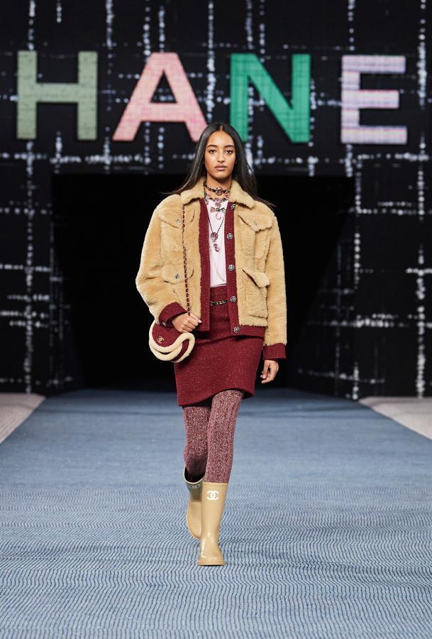 Cazadora de borrego y bolso a juego.