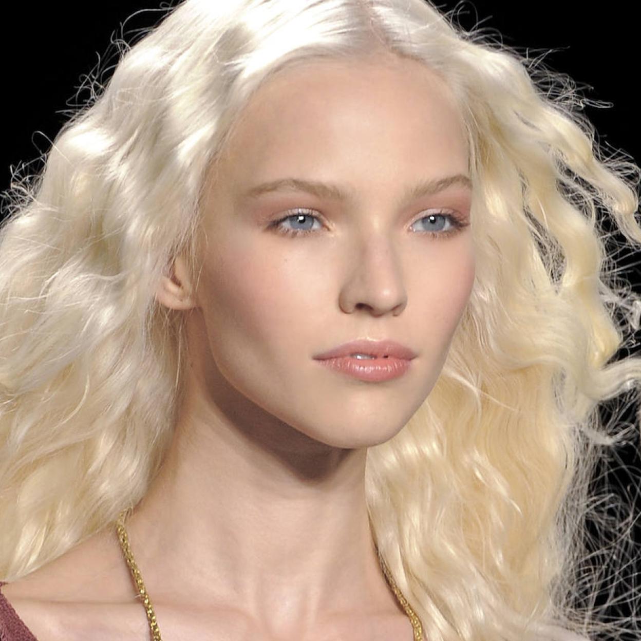 Pincha en la foto para ver los sérums faciales más potentes que son como un borrador mágico para las manchas de la piel