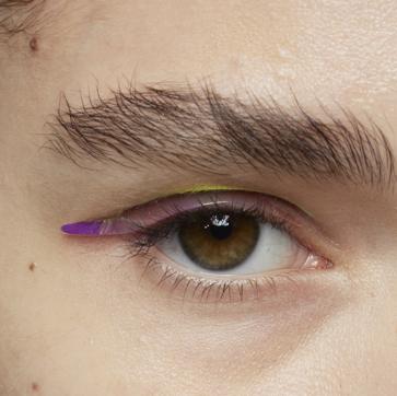 Imagen secundaria 1 - El eyeliner más eficaz para agrandar la mirada y levantar el párpado caído no es negro ni marrón: es este de pasarela súper fácil de hacer