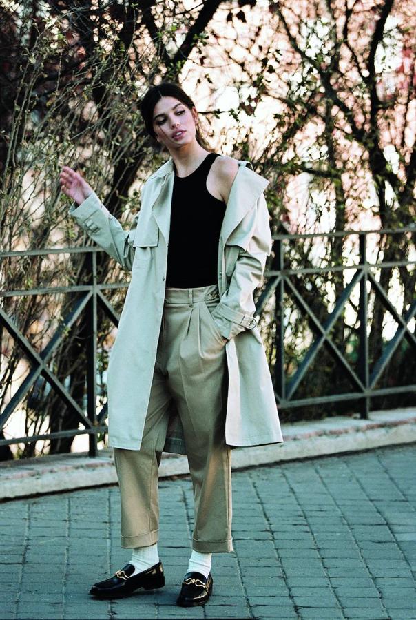 Top de & Other Stories, gabardina de Woolrich y pantalones de Marella. Mocasines de Zara y calcetines de Pull & Bear.