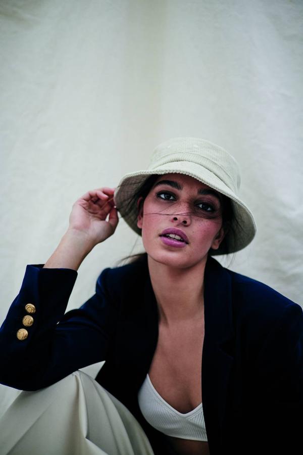 Blazer de Mirto, top de Etam, pantalón de Tommy Hilfiger y gorro de Deus Ex Machina.