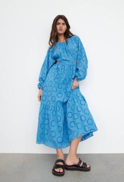 Imagen secundaria 2 - No dejes escapar el maxi vestido azul más favorecedor, con el que vas a arrasar en tus looks de primavera (palabra de influencer)