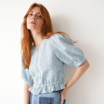 Imagen secundaria 1 - Te vas a enamorar de estos tops románticos con efecto rejuvenecedor que elevan tu look con vaqueros en primavera