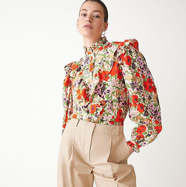 Imagen principal - Te vas a enamorar de estos tops románticos con efecto rejuvenecedor que elevan tu look con vaqueros en primavera