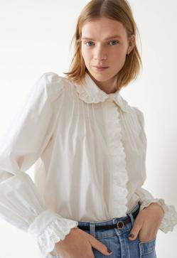 Imagen secundaria 2 - Te vas a enamorar de estos tops románticos con efecto rejuvenecedor que elevan tu look con vaqueros en primavera