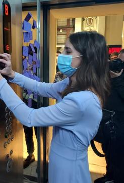 Imagen secundaria 2 - Irene Montero, la más elegante en el Día de la Mujer con un vestido made in Spain de la firma con toque aristócrata que arrasa entre las influencers