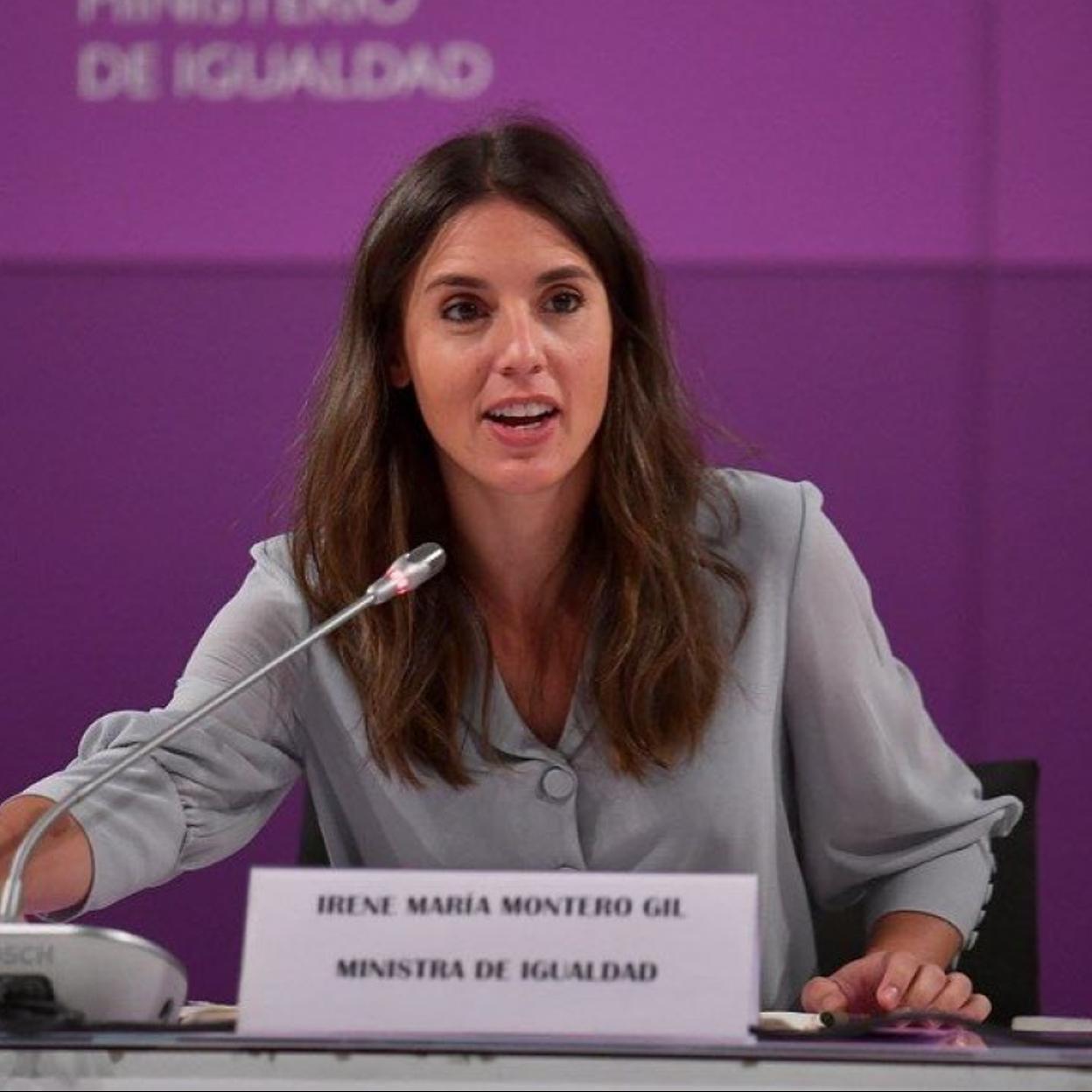 Pincha en la imagen para ver el estilo de Laura Corsini, la empresaria de moda que arrasa en Instagram con los mejores looks de invitada y sus vestidos made in Spain.