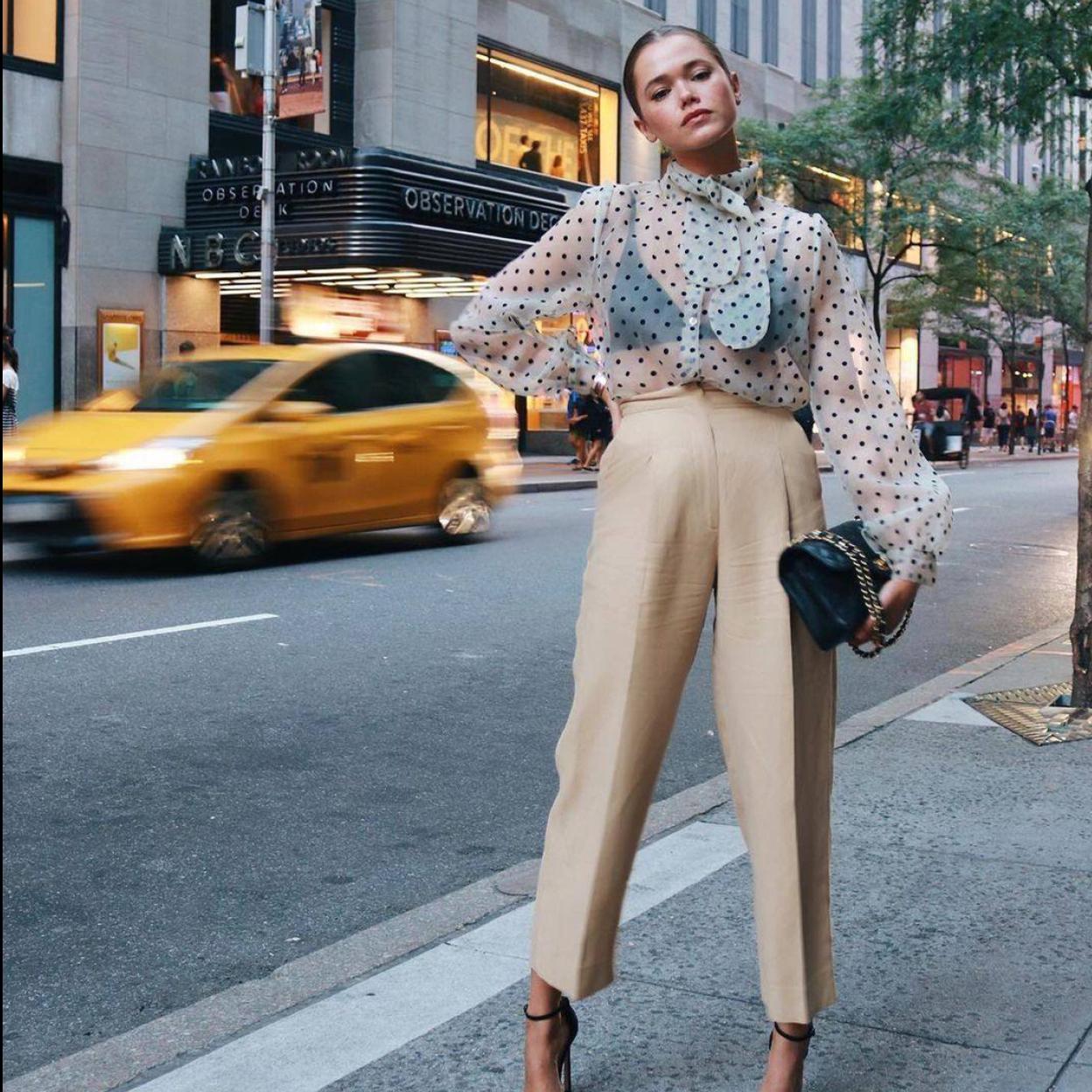 Pincha en la imagen para ver No te pierdas las faldas midi que van a arrasar esta primavera y quedan de lujo incluso con una camiseta blanca