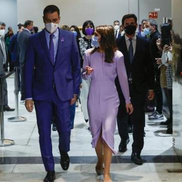 Imagen secundaria 1 - Irene Montero, la más elegante en el Día de la Mujer con un vestido made in Spain de la firma con toque aristócrata que arrasa entre las influencers
