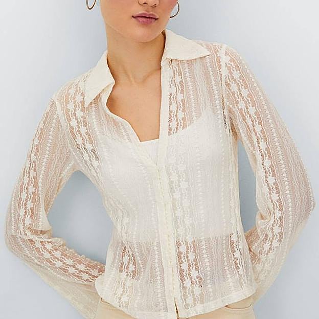 Imagen principal - Te vas a enamorar de estos tops románticos con efecto rejuvenecedor que elevan tu look con vaqueros en primavera