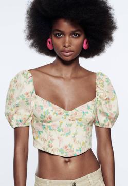 Imagen secundaria 2 - Te vas a enamorar de estos tops románticos con efecto rejuvenecedor que elevan tu look con vaqueros en primavera