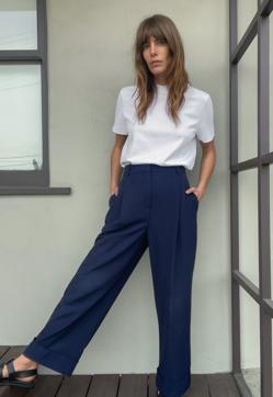 Imagen secundaria 2 - La camiseta blanca es un auténtico comodín para contruir cualquier tipo de look de primavera. Camiseta de algodón de Zara (9,99 euros). 