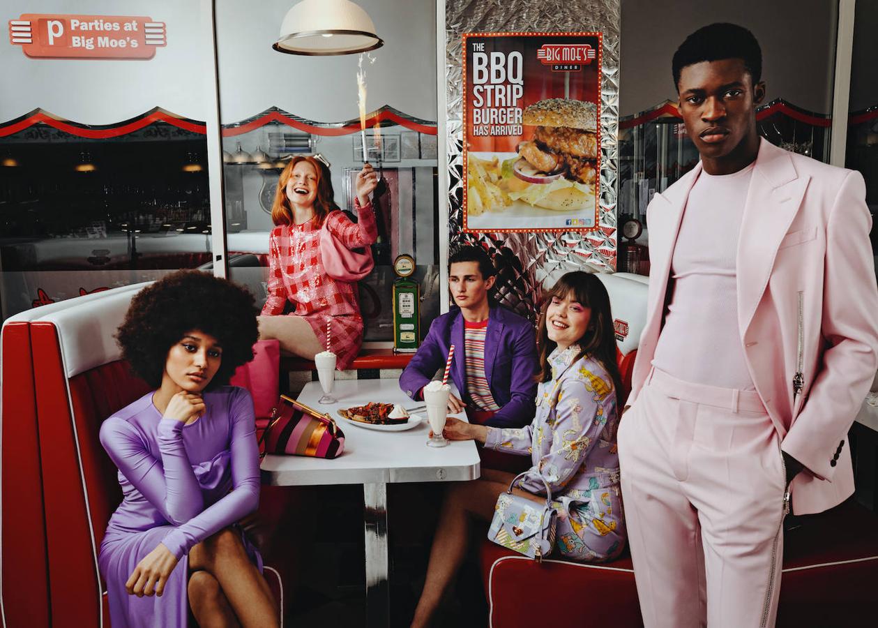 De izq. a dcha., vestido malva de Sportmax y bolso a rayas First de Fendi. Vestido mini de Carolina Herrera, y botas y bolso rosa de By Far. Blazer morada de Etro, jersey de Missoni y pantalones de Marni. Cazadora, shorts y bolso, todo de Moschino. Traje rosa con cremalleras y camiseta de Alexander McQueen.