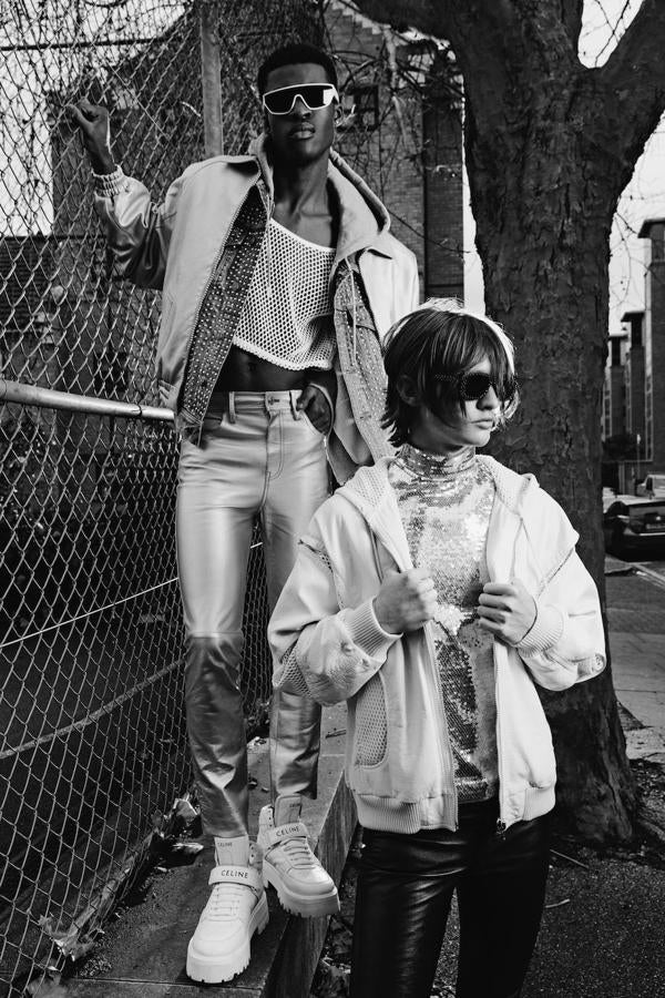 A la izq., camiseta de red, cazadora con apliques de pedrería, sudadera, pantalón metalizado, deportivas y gafas de sol, todo de Celine. A la dcha., camiseta de lentejuelas, cazadora, pantalón de cuero y gafas de sol, de Celine.