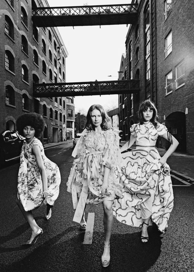 De izquierda a derercha, vestido de Emilia Wickstead y salones de Jimmy Choo. Vestido de Cecilie Bahnsen y sandalias de Terry de Havilland. Vestido de Erdem y sandalias de Michael Kors.